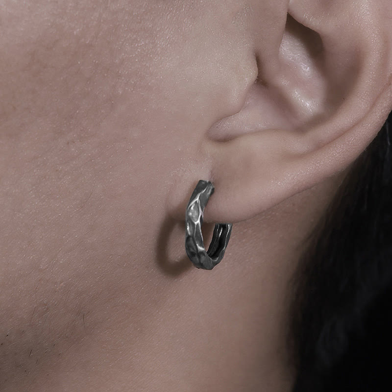 WorldNorse Handgefertigte Ohrringe aus 925er Silber mit gehämmertem Steinmuster - image 6