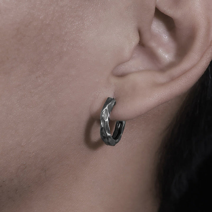 WorldNorse Handgefertigte Ohrringe aus 925er Silber mit gehämmertem Steinmuster - image 6