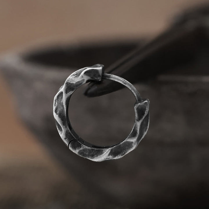 WorldNorse Handgefertigte Ohrringe aus 925er Silber mit gehämmertem Steinmuster - image 4