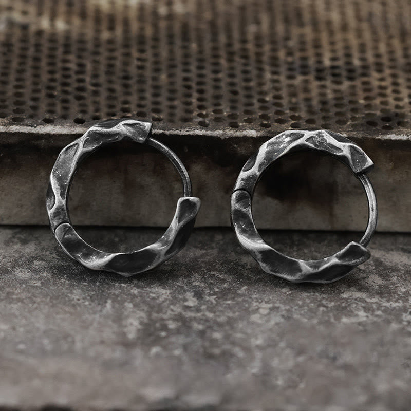 WorldNorse Handgefertigte Ohrringe aus 925er Silber mit gehämmertem Steinmuster - image 3