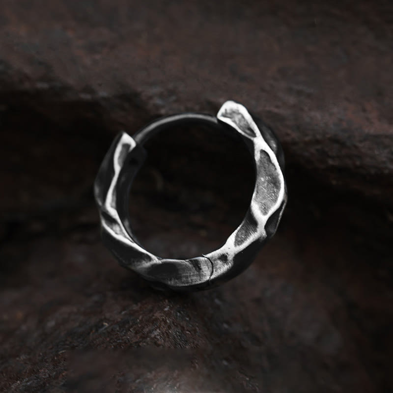WorldNorse Handgefertigte Ohrringe aus 925er Silber mit gehämmertem Steinmuster - Ein Paar - image 0