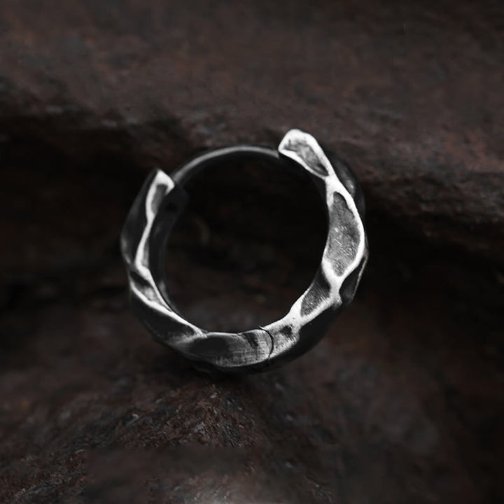 WorldNorse Handgefertigte Ohrringe aus 925er Silber mit gehämmertem Steinmuster - Ein Paar - image 0