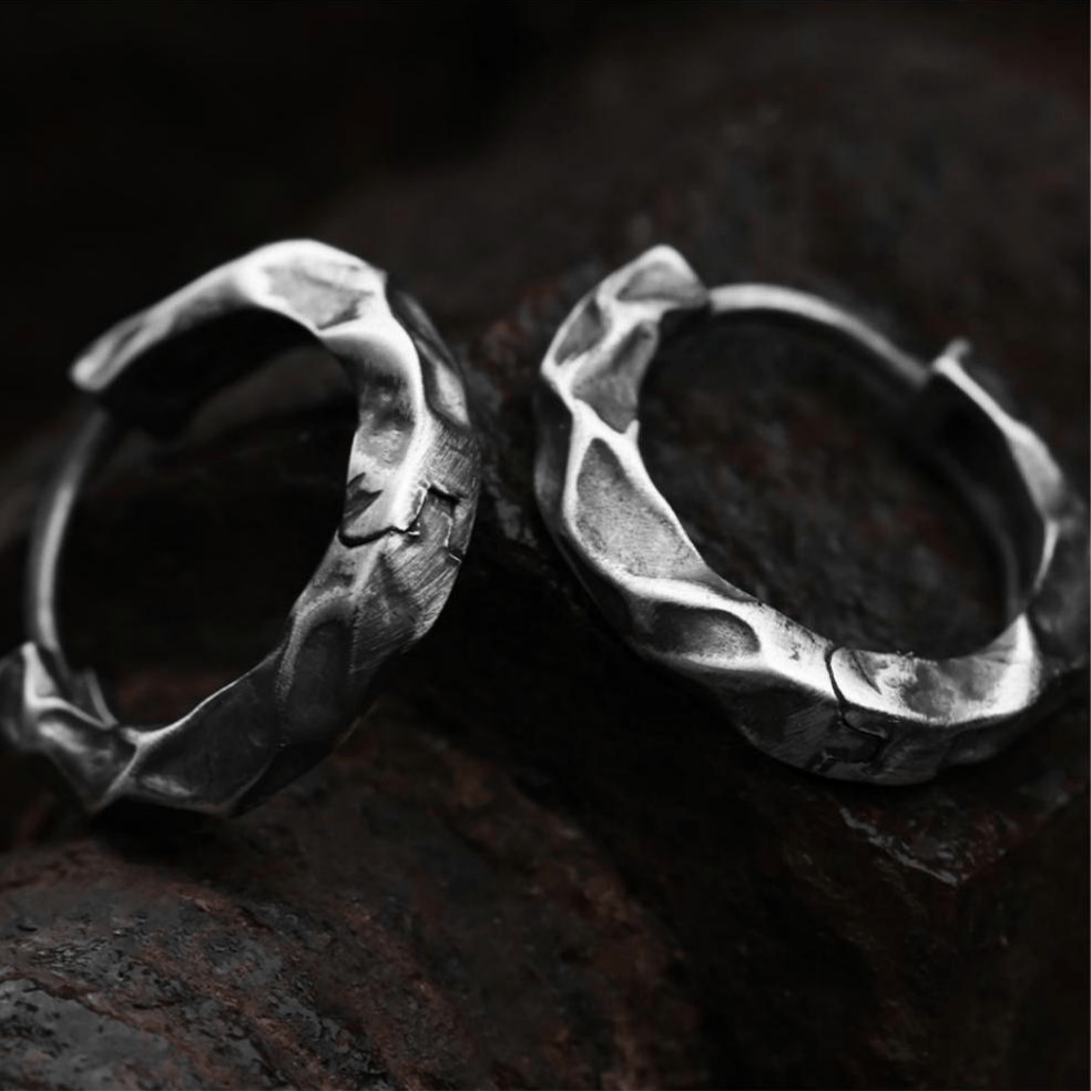 WorldNorse Handgefertigte Ohrringe aus 925er Silber mit gehämmertem Steinmuster - image 2