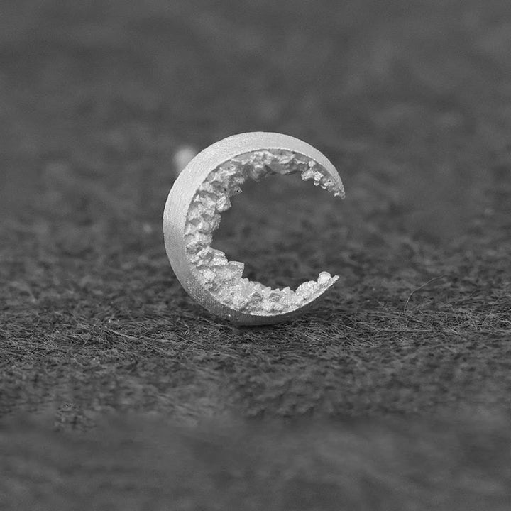 WorldNorse Handgefertigte Halbmond-Ohrringe aus 999er Silber mit fragmentiertem Stein - Silber - image 3