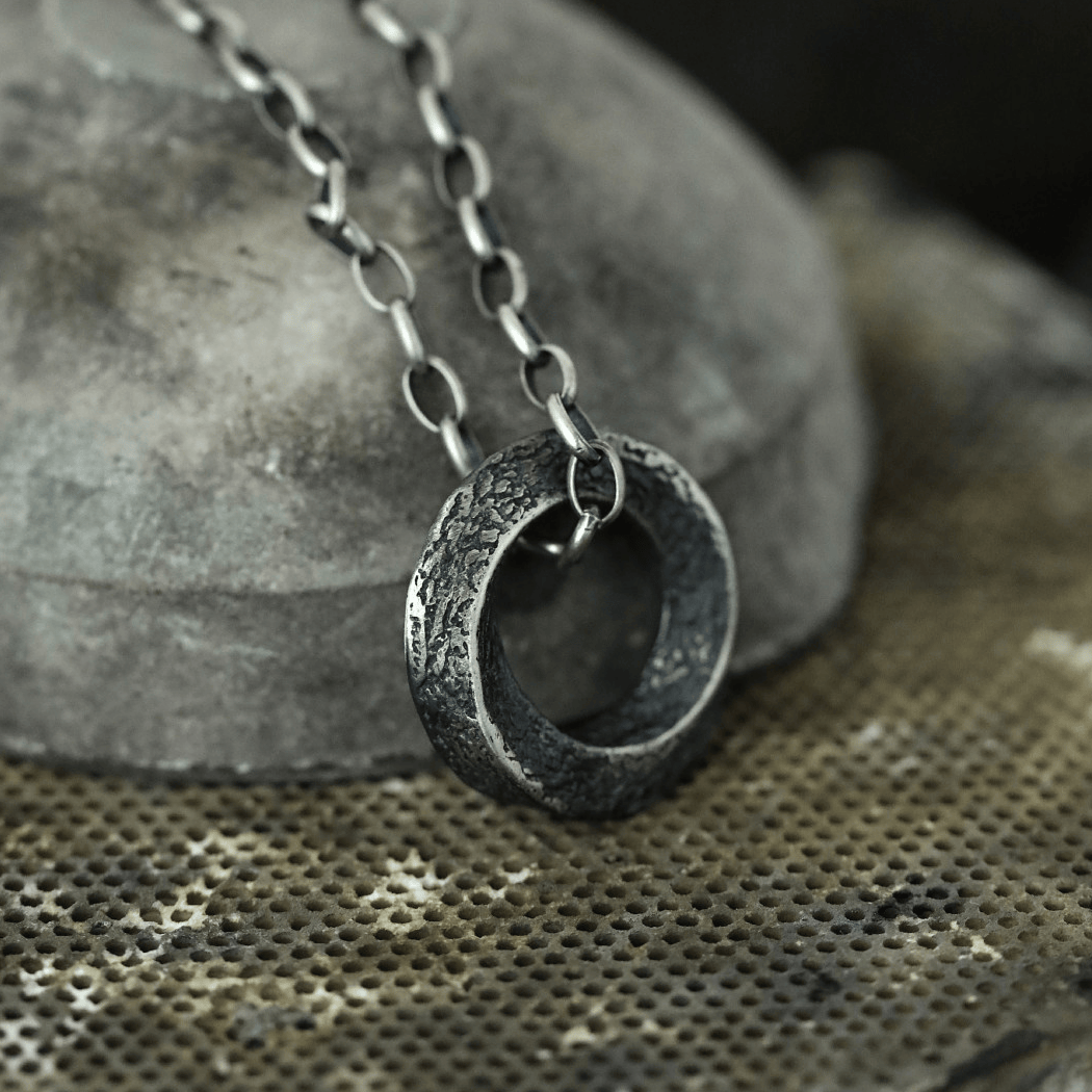 Handgefertigte Möbiusband-Halskette aus 999er Silber von WorldNorse - image 7