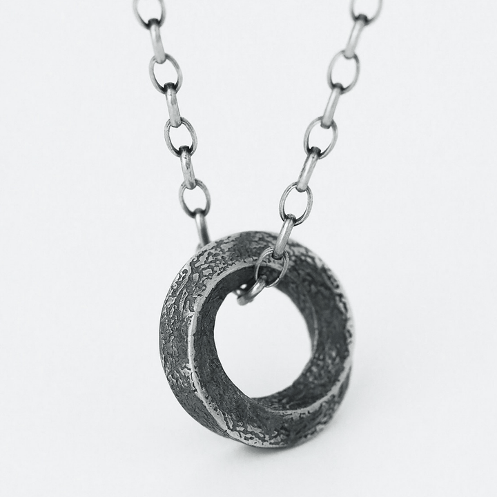 Handgefertigte Möbiusband-Halskette aus 999er Silber von WorldNorse - 55 cm lange Silberkette - image 3