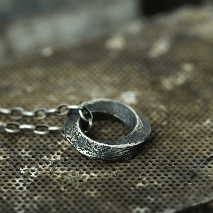 Handgefertigte Möbiusband-Halskette aus 999er Silber von WorldNorse - image 8