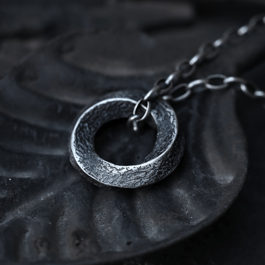 Handgefertigte Möbiusband-Halskette aus 999er Silber von WorldNorse - image 5