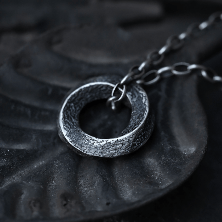Handgefertigte Möbiusband-Halskette aus 999er Silber von WorldNorse - image 5