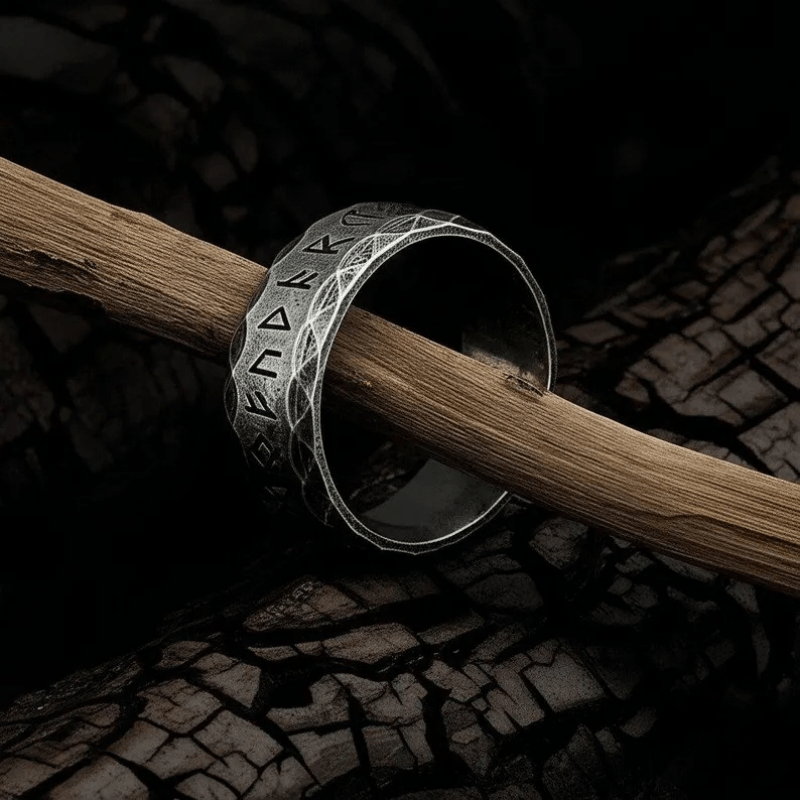 WorldNorse Gehämmerter Futhark-Runen-Wikinger-Amulettring - image 2
