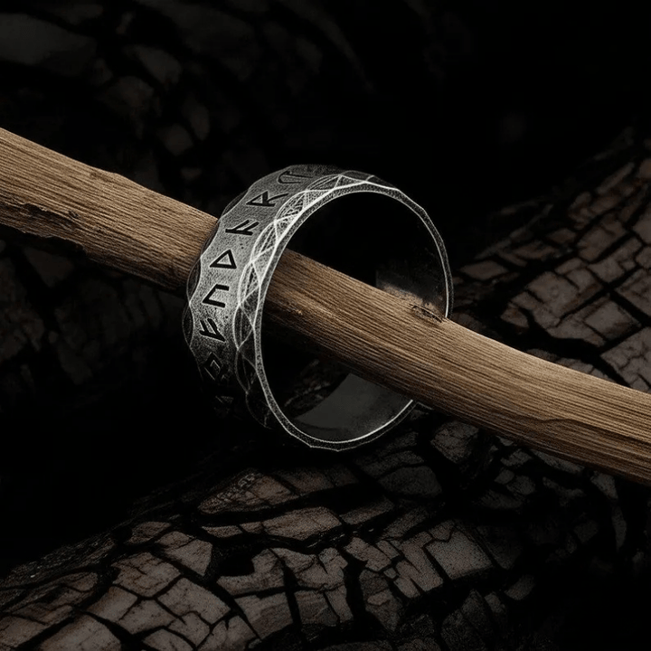 WorldNorse Gehämmerter Futhark-Runen-Wikinger-Amulettring - image 2
