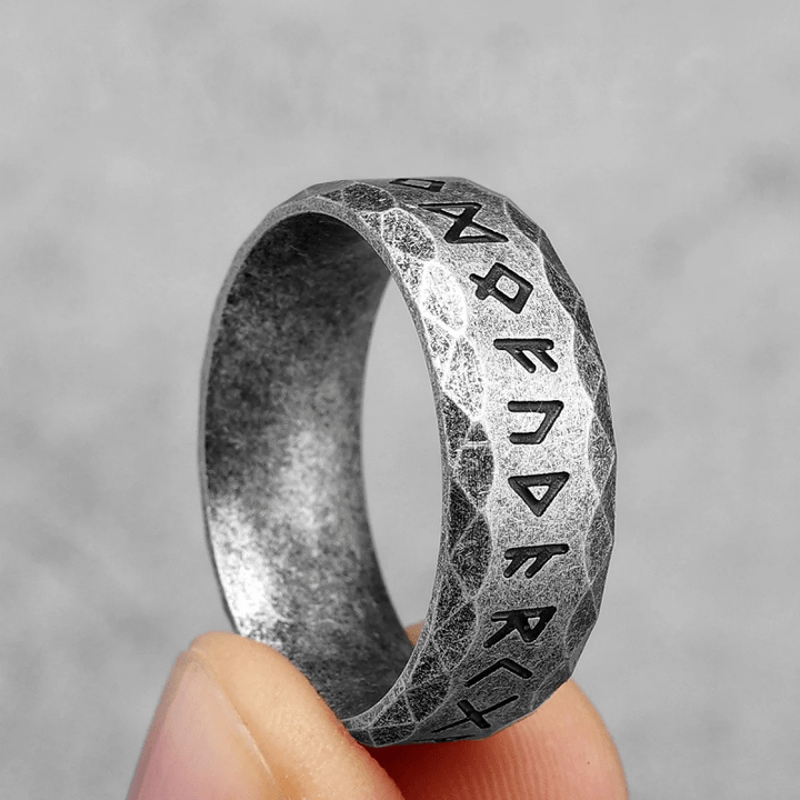 WorldNorse Gehämmerter Futhark-Runen-Wikinger-Amulettring - image 4