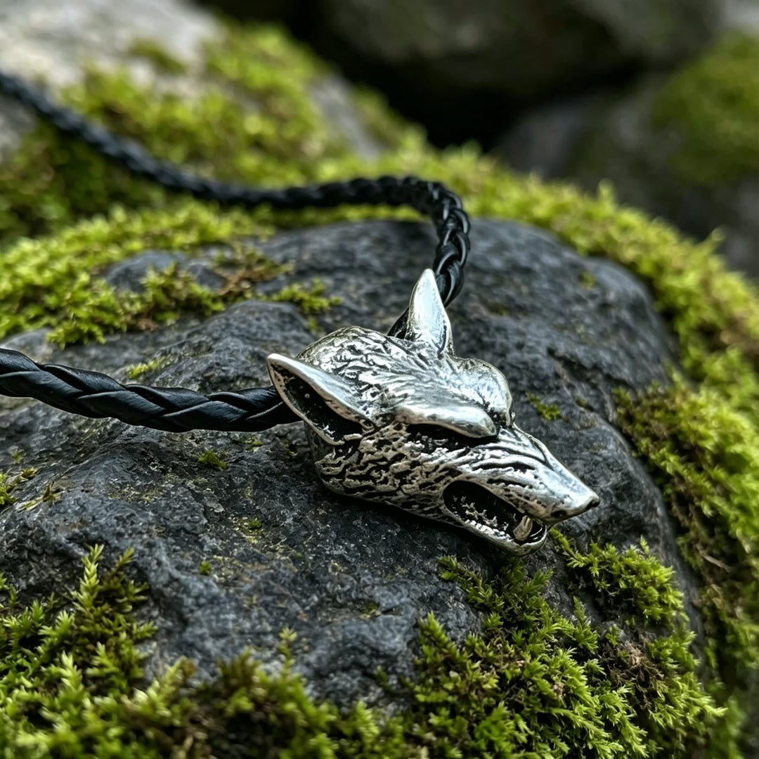 WorldNorse Antike Halskette mit Wolf und Struktur - Retro Silber - Mit Lederseil - image 2