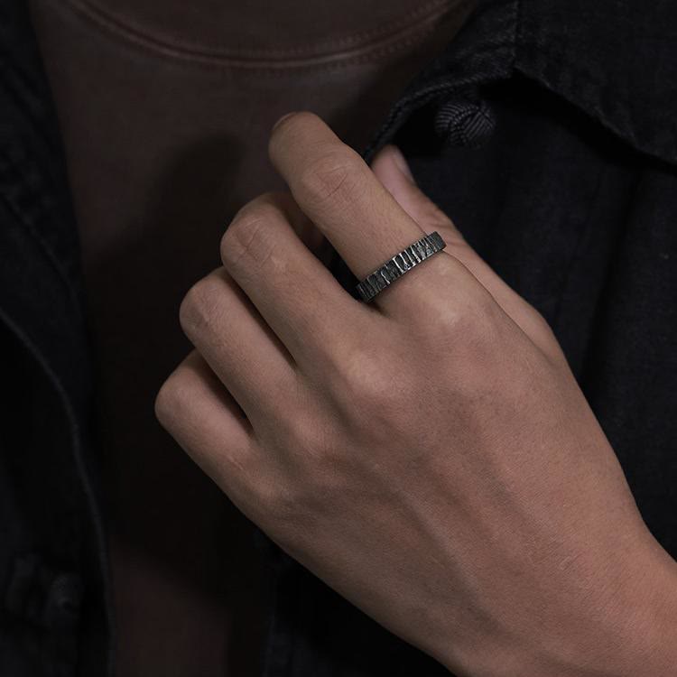 WorldNorse Handgefertigter Partnerring aus 999er Silber mit rauer Holzstruktur - image 4