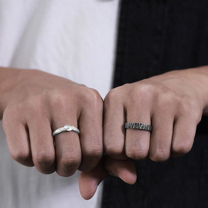 WorldNorse Handgefertigter Partnerring aus 999er Silber mit rauer Holzstruktur - image 9