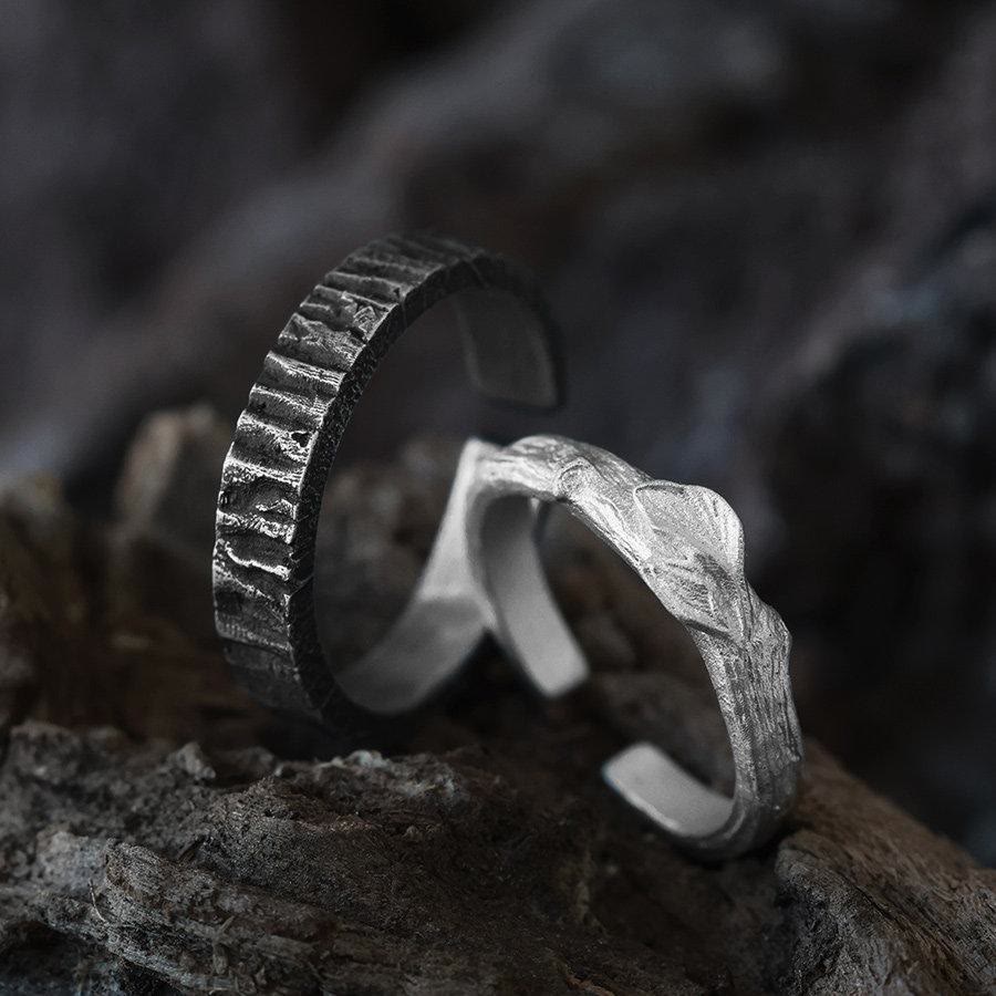 WorldNorse Handgefertigter Partnerring aus 999er Silber mit rauer Holzstruktur - image 0