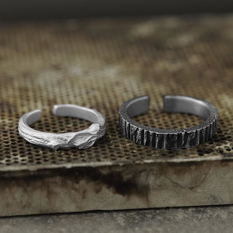 WorldNorse Handgefertigter Partnerring aus 999er Silber mit rauer Holzstruktur - image 7