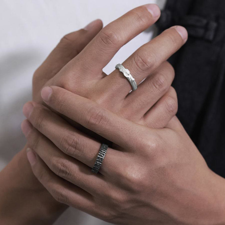 WorldNorse Handgefertigter Partnerring aus 999er Silber mit rauer Holzstruktur - image 8