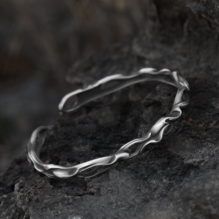 WorldNorse Handgefertigtes Armband aus 999er Silber mit gedrehter Flammenform und Hohlprofil - Groß - image 0