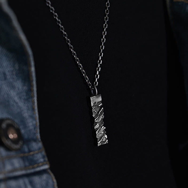 Handgefertigte Halskette aus 999er Silber mit rissiger Bergstruktur von WorldNorse - image 6