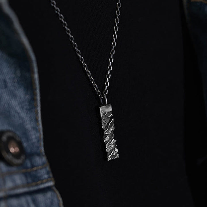 Handgefertigte Halskette aus 999er Silber mit rissiger Bergstruktur von WorldNorse - image 6