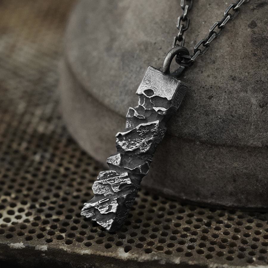 Handgefertigte Halskette aus 999er Silber mit rissiger Bergstruktur von WorldNorse - image 5