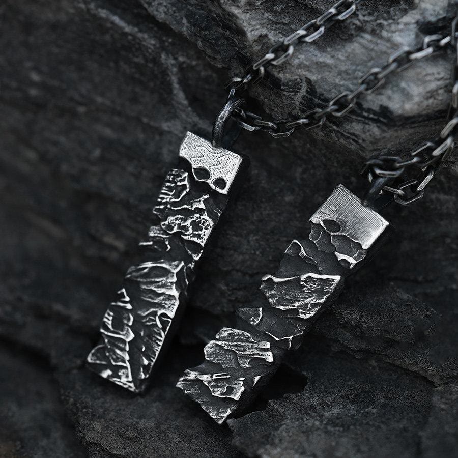 Handgefertigte Halskette aus 999er Silber mit rissiger Bergstruktur von WorldNorse - image 0