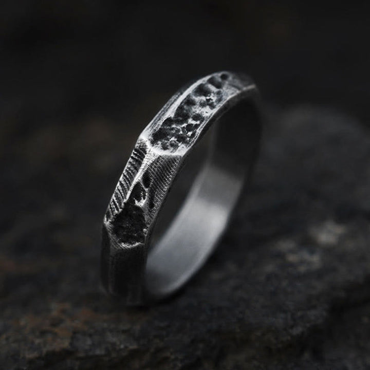 WorldNorse Handgefertigter Vintage-Ring aus 999er Silber mit geometrischem Hammerschlagmuster - image 3