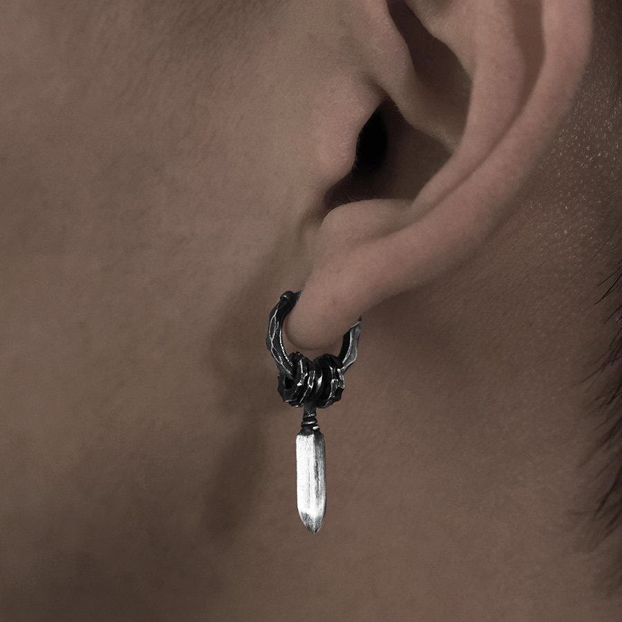 Handgefertigte Ohrringe aus 999er Silber mit Damokles-Schwert-Motiv von WorldNorse - image 1
