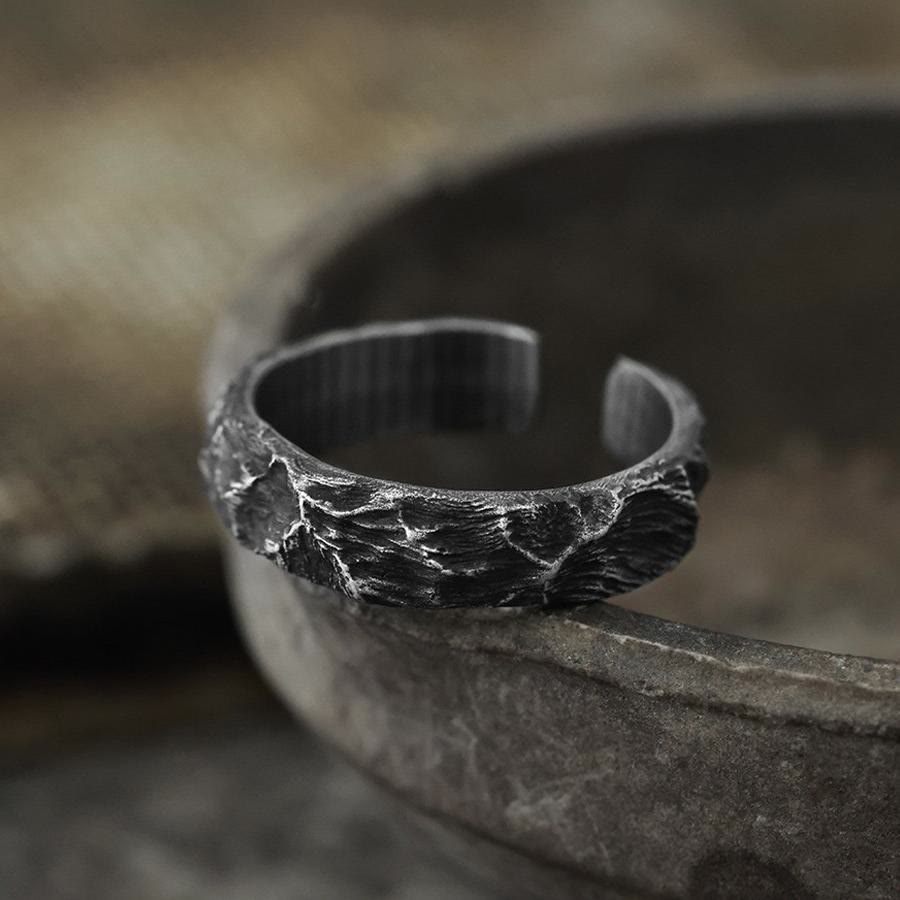 WorldNorse Handgefertigter Ring aus 999er Silber mit antikisiertem Bergkamm-Design - image 3