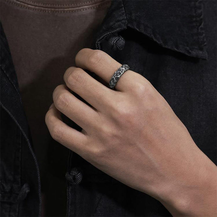 WorldNorse Handgefertigter Ring aus 999er Silber mit antikisiertem Bergkamm-Design - image 5