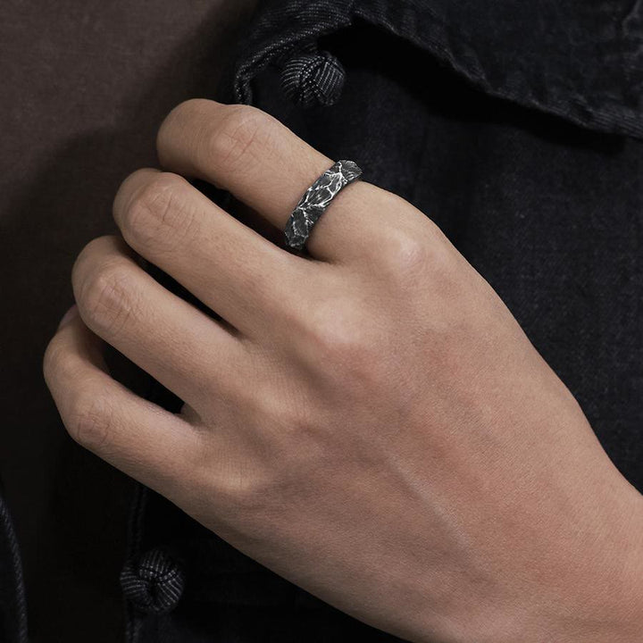 WorldNorse Handgefertigter Ring aus 999er Silber mit antikisiertem Bergkamm-Design - image 1
