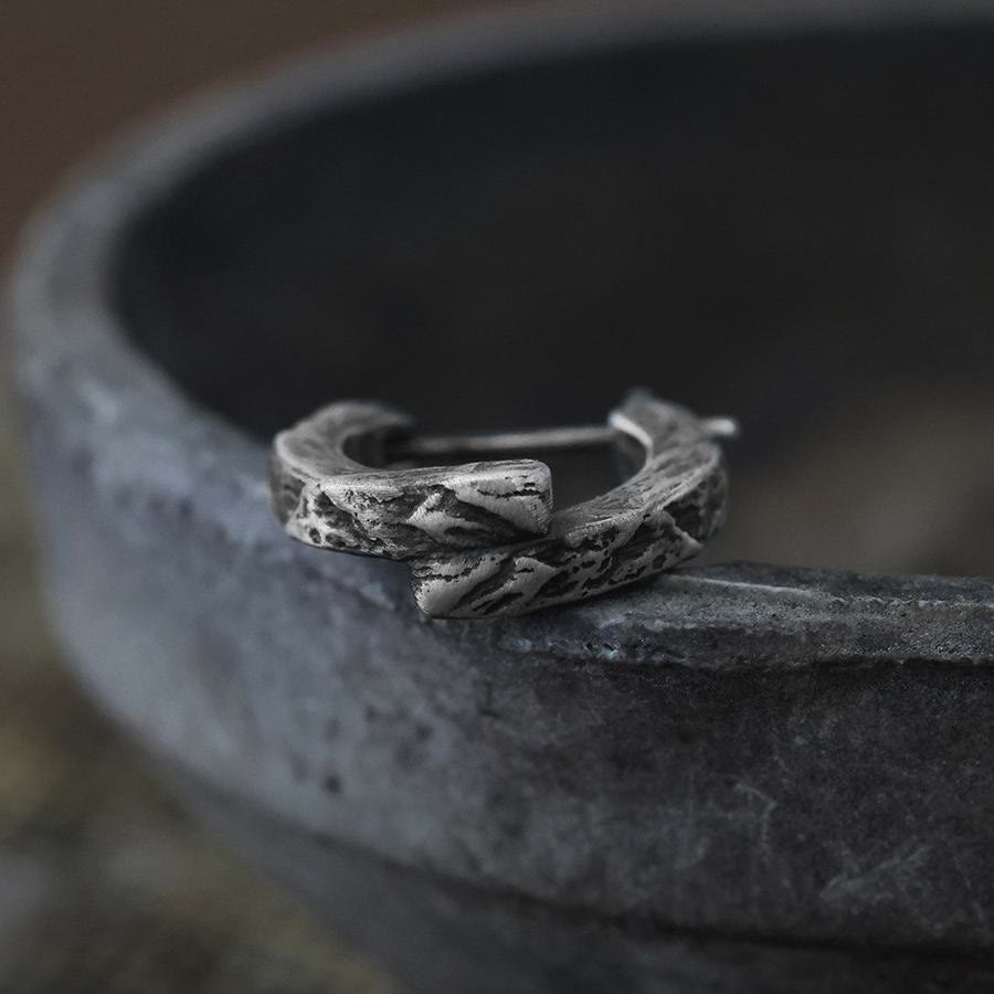 WorldNorse Handgefertigte Ohrringe aus 925er Silber mit Rissmuster - image 3