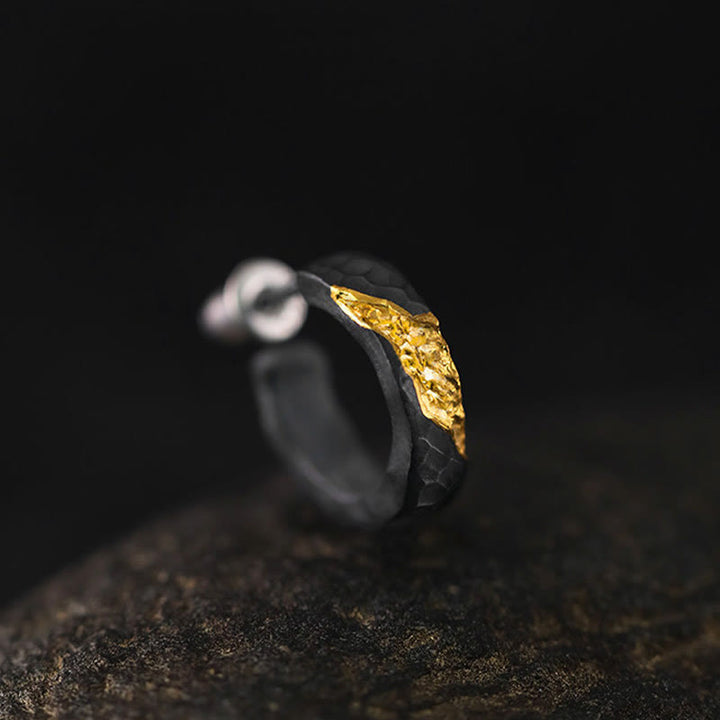 WorldNorse Handgefertigte Ohrringe aus 999er Silber mit gehämmertem Goldadermuster - image 4