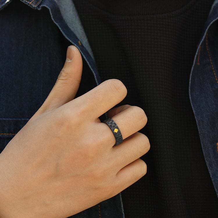 WorldNorse Handgefertigter Ring aus 999er Silber mit geprägtem Drachenschuppenmuster und Goldeinlage - image 1