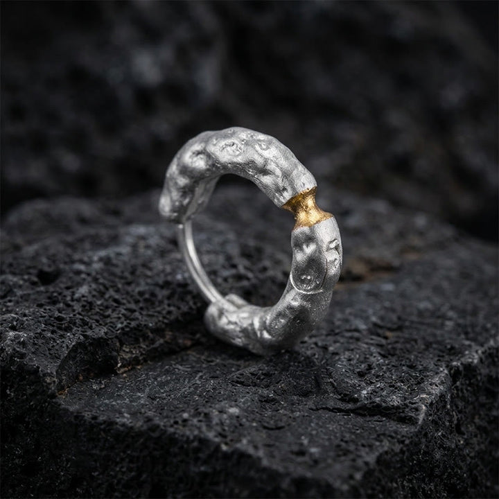 WorldNorse Handgefertigte Ohrringe aus 999er Silber mit rustikalem Felsmotiv und Goldeinlage für die Taille - Ein Paar #Weiß - image 3