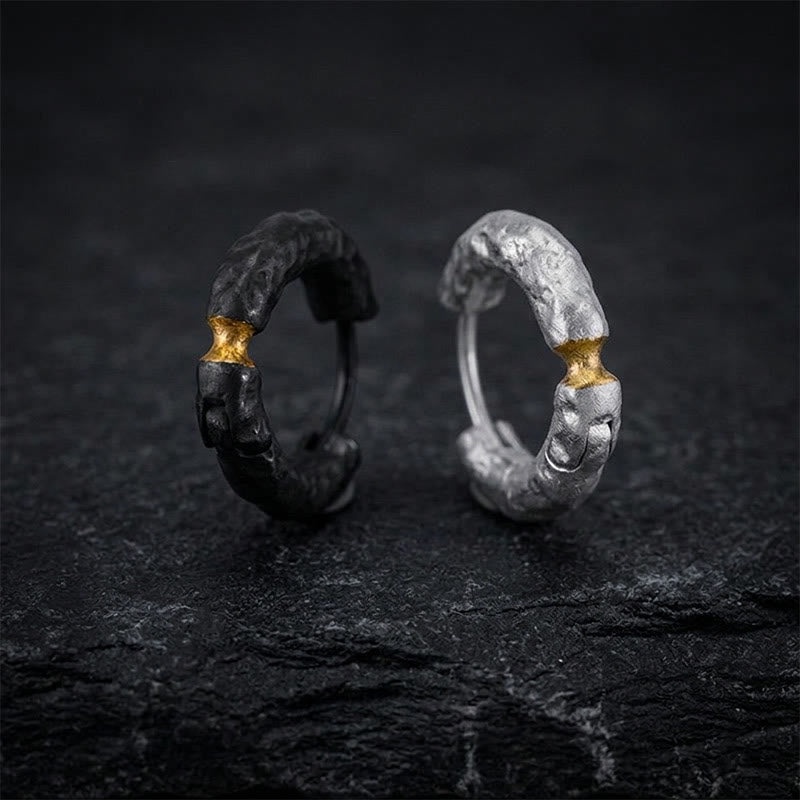 WorldNorse Handgefertigte Ohrringe aus 999er Silber mit rustikalem Felsmotiv und Goldeinlage für die Taille - image 0