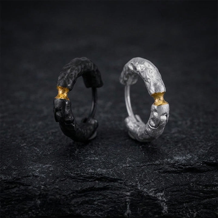 WorldNorse Handgefertigte Ohrringe aus 999er Silber mit rustikalem Felsmotiv und Goldeinlage für die Taille - image 0