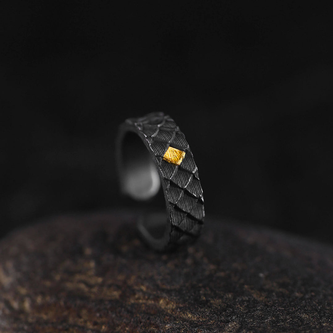 WorldNorse Handgefertigter offener Ring aus 999er Silber mit geprägtem Drachenschuppenmuster und Goldeinlage - image 5