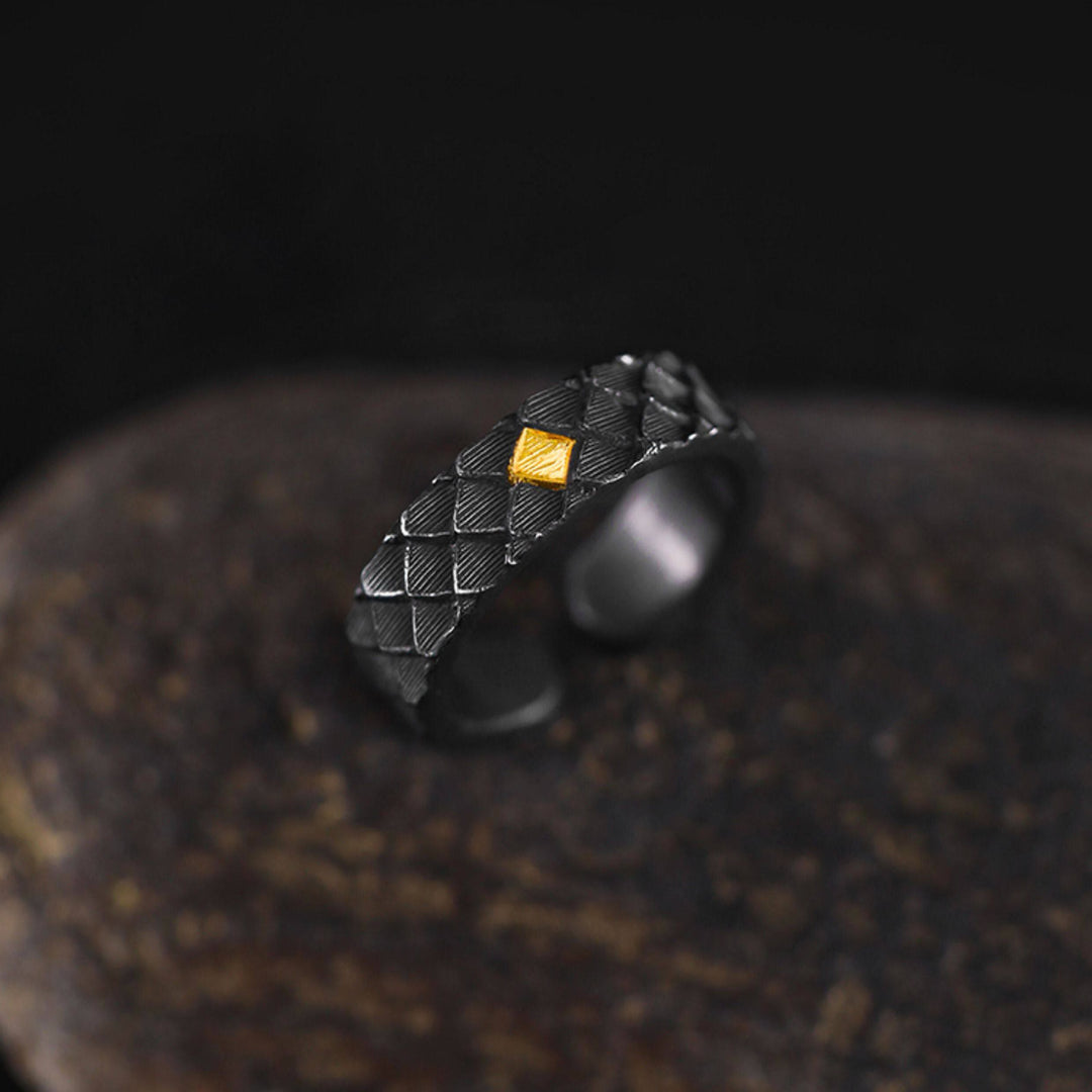 WorldNorse Handgefertigter offener Ring aus 999er Silber mit geprägtem Drachenschuppenmuster und Goldeinlage - image 4