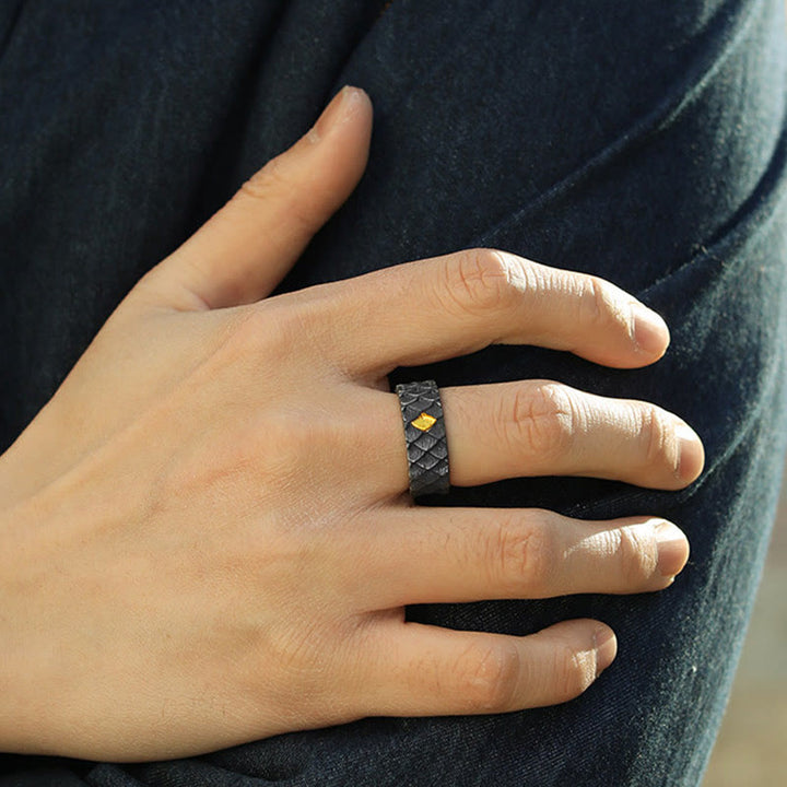 WorldNorse Handgefertigter offener Ring aus 999er Silber mit geprägtem Drachenschuppenmuster und Goldeinlage - image 1