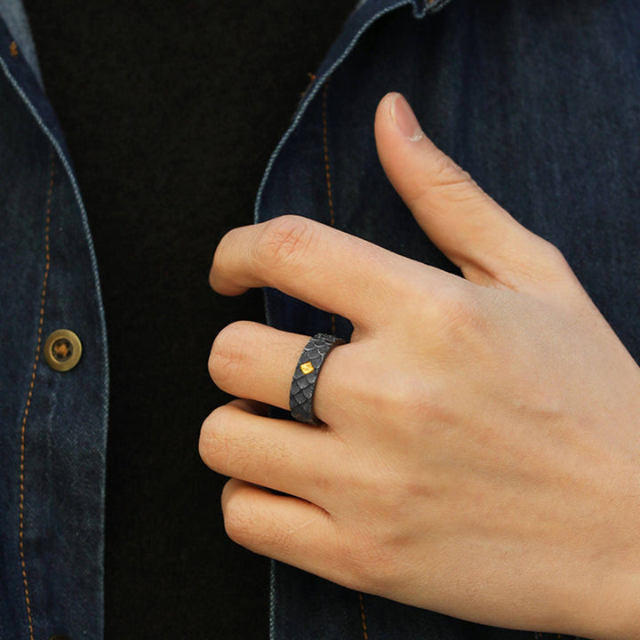 WorldNorse Handgefertigter offener Ring aus 999er Silber mit geprägtem Drachenschuppenmuster und Goldeinlage - image 7