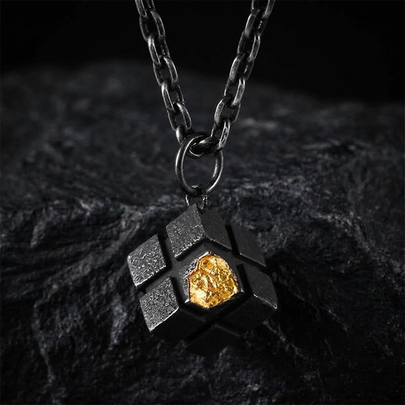 WorldNorse Handgefertigte Halskette aus geschmiedetem 999er Silber mit Würfelanhänger - image 0