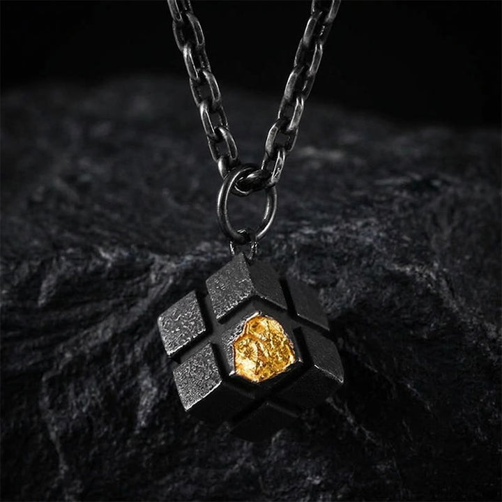 WorldNorse Handgefertigte Halskette aus geschmiedetem 999er Silber mit Würfelanhänger - image 0